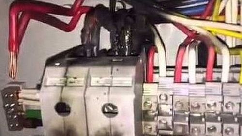 Mărturia unui inginer energetician: Am lucrat cu tot felul de prize, întrerupătoare, contactori, siguranțe care se stricau încă de la montare. Erau tot felul de chinezării ieftine, care deși aveau certificate de calitate, erau sub orice critică