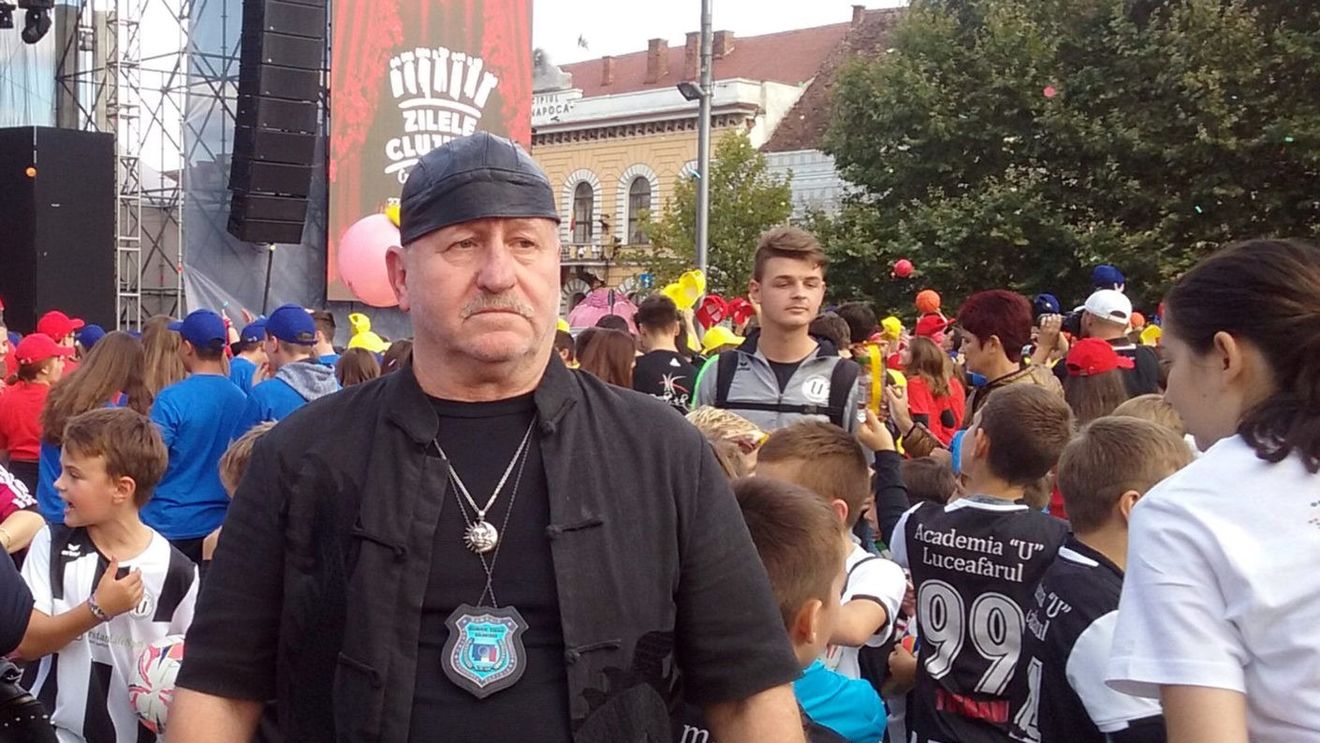 Un controversat grup de voluntari coboară cerșetorii și colindătorii din mijloacele de transport din Cluj / Primarul Emil Boc: Doar prin autorităţile legale ne facem ordine şi disciplină