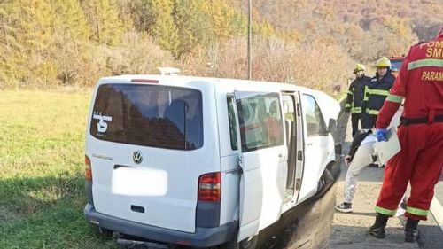 Un microbuz cu șapte copii s-a răsturnat într-un șanț la ieșire din Sighișoara