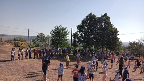 Tabăra pentru copii ”Vara pe uliță”, organizată de o primărie din Botoșani / Copiii primesc două mese pe zi datorită sponsorilor, iar cadrele didactice și foștii elevi participă voluntar