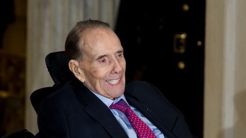 Bob Dole, fost senator Republican de frunte, candidat la președinția SUA, erou de război, conservator principial – a decedat la 98 de ani
