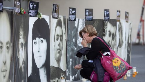 GALERIE FOTO Opt ani de la incendiul din clubul Colectiv: familiile și prietenii i-au comemorat pe cei 65 de oameni care au murit