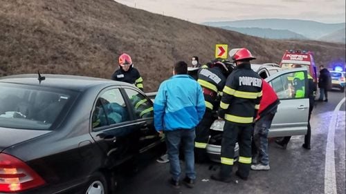 Accident cu 13 autovehicule pe A3 Turda-Borș/ Opt mașini, 2 TIR-uri și o autocamionetă s-au ciocnit, circulația este blocată/ Vizibilitatea este sub 200 de metri și pe alocuri sub 50 din cauza ceții