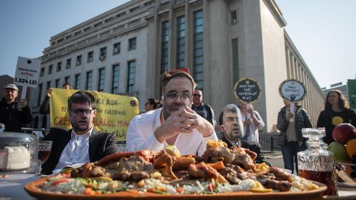 Comunitatea Declic organizează o acţiune în faţa sediului Guvernului, solicitând tăierea pensiilor speciale / Protestatarii vor depune la Guvern şi cele peste 139.400 de semnături ale petiţiei ”Tăiaţi pensiile speciale”