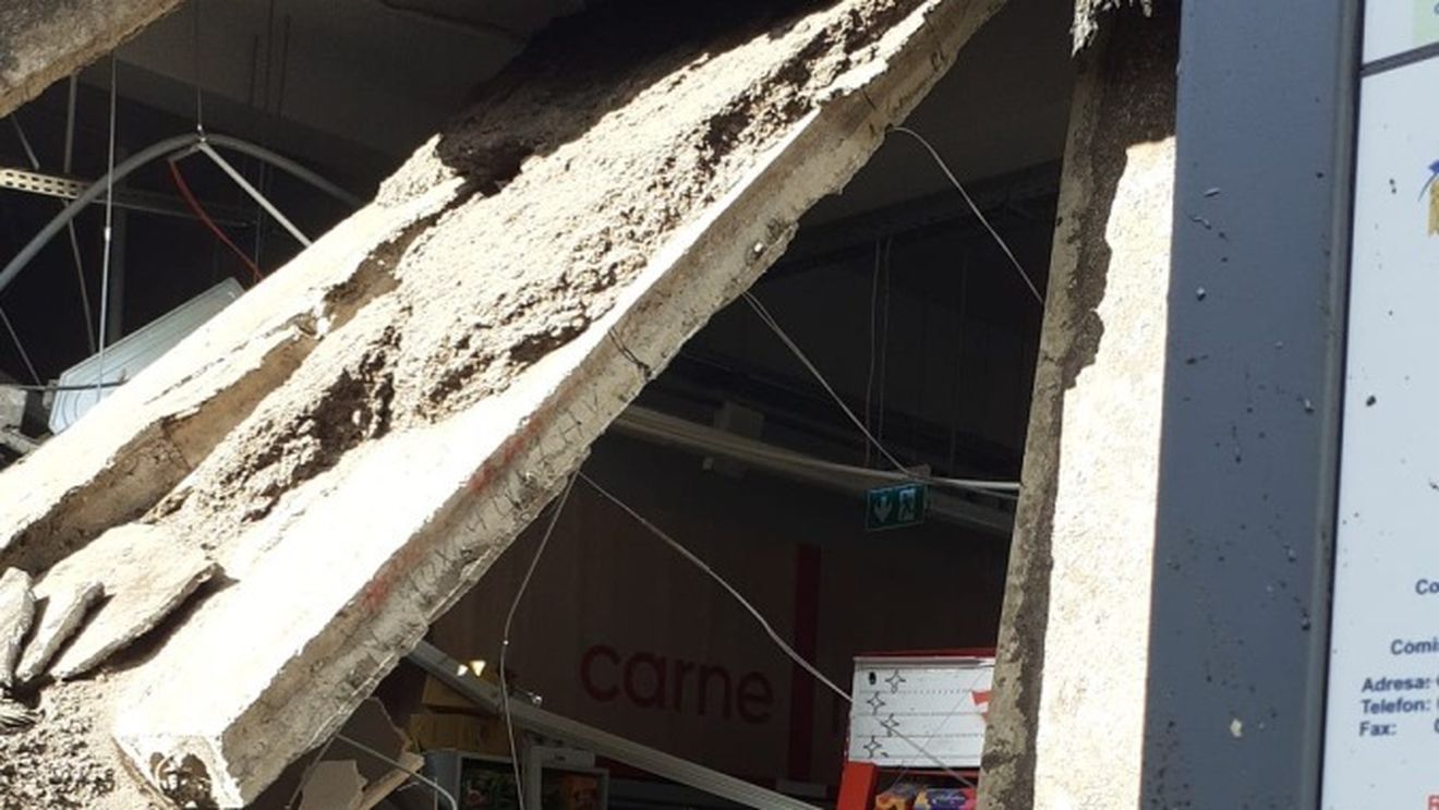 Cluj: O parte din tavanul unui magazin PROFI din Turda s-a prăbușit / În interior se aflau doar câțiva angajați și un client, care s-au autoevacuat la timp