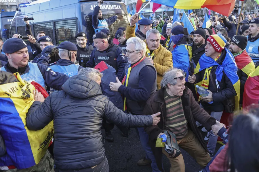 Protest calin georgescu in Piata Victoriei din Bucuresti, 24 ianuarie 2025. 