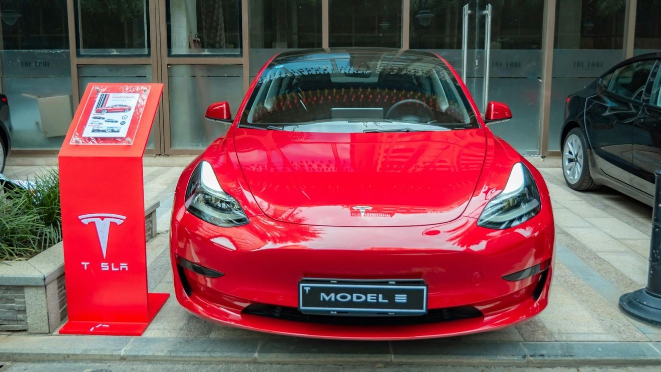 Un tribunal din Suedia dă câştig de cauză Poştei într-un litigiu cu Tesla