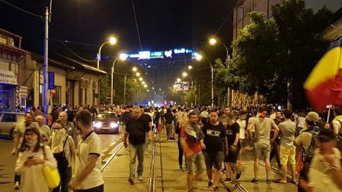 Jurnalist HotNews.ro, lovit de jandarmi la protestele din Piața Victoriei. „Am strigat că sunt ziarist și am ridicat mâinile deasupra capului. Unul dintre jandarmi m-a lovit cu pumnul, altul mi-a dat un picior în spate”