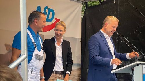 Alice Weidel, liderul inclasificabil al extremei drepte germane / Lesbiană asumată,  are o relație cu producătoarea elvețiană originară din Sri Lanka, dar rasismul și homofobia coexistă în AfD