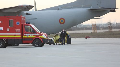 12 copii şi 21 de aparţinători, cetățeni palestinieni, aduși în România, cu un avion Spartan / 11 copii vor fi internaţi în România, iar unul va fi dus în Turcia