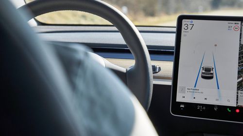 Autorităţile americane investighează modul ”Mad Max”, care încurajează comportamentul rutier agresiv, al sistemului de asistenţă Tesla