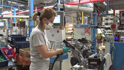 VIDEO Ce măsuri de protecție și distanțare a luat Dacia pentru muncitorii care au revenit la lucru începând de azi