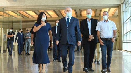 Premierul israelian Benjamin Netanyahu, în autoizolare după ce a intrat în contact cu o persoană testată pozitiv pentru noul coronavirus/ El a anunțat că va fi primul care se va vaccina pentru a convinge populația