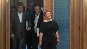 Primarul Craiovei Lia Olguţa Vasilescu, preşedinte al Asociaţiei Municipiilor din România. Emil Boc este preşedintele executiv al forului