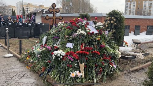 Zeci de ruşi s-au adunat duminică la mormântul lui Alexei Navalni de la Moscova, pentru a-şi exprima simbolic votul pentru acesta