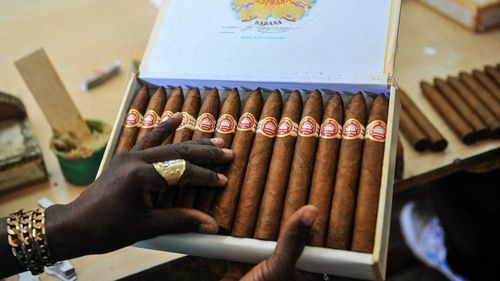 Închisorile cubaneze obligă 60.000 de deținuți să muncească pentru cărbune și trabucuri destinate Europei