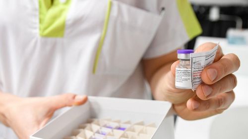Peste jumătate de milion de doze de vaccin Pfizer BioNTech ajung luni în România/ Cum vor fi distribuite în cele 7 centre regionale din țară