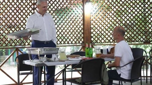 Imaginea Zilei: Liviu Dragnea îi serveşte pe ziarişti cu mici de la ferma de porci a fiului său