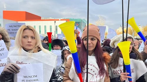 FOTO VIDEO Aproximativ 1.000 de grefieri protestează în fața sediului Curții Supreme, nemulțumiți de plata parțială a salariilor și lipsa resurselor materiale
