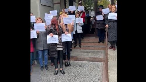 Sindicaliştii din mai multe instituţii continuă protestele / Oamenii au întrerupt lucrul şi au ieşit pe holuri sau pe scările din faţa sediilor / „La muncă egală, salarii egale”