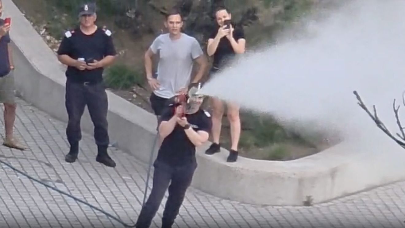 VIDEO Imagini inedite în Oradea: Pompierii au ieșit să răcorească lumea în parcuri / ”S-au creat perdele de apă menite să le ofere copiilor un strop de răcoare”