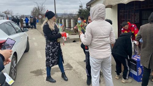 Refugiaţii din Ucraina, primiţi la Iași cu mărţişoare şi flori: Astăzi este 1 martie şi am spus că e bine să aducem un zâmbet pe chipul femeilor, măcar pentru o secundă