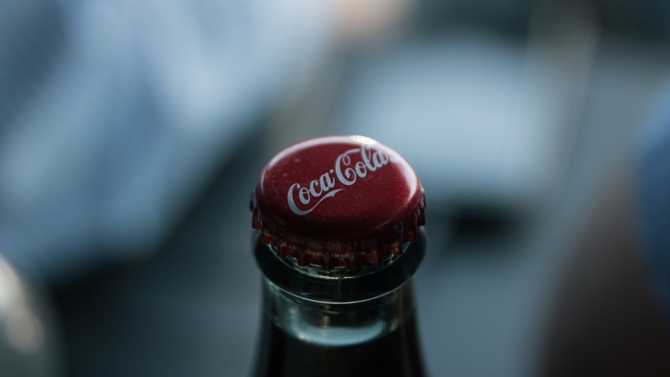 Coca-Cola HBC a suferit o lovitură de 190 de milioane de euro din cauza costurilor asociate ieșirii de pe piața din Rusia