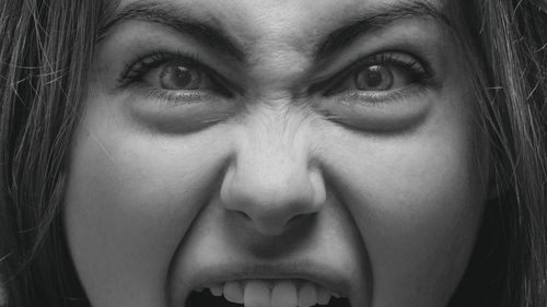 Material o ducem mai bine decât oricând. Dar de ce ne simțim tot mai rău? / Psiholog: „Ne comparăm cu ceilalți într-o manieră care ne consumă emoțional” /”Persoanele care-și exprimă constant furia nu par să devină mai fericite”
