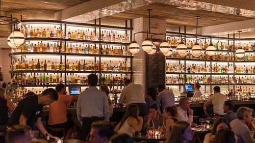 70 de parlamentari britanici vor lansa o campanie împotriva pașapoartelor Covid: ”Divizează și sunt discriminatorii” / Guvernul ia în calcul introducerea certificatelor la intrarea în pub-uri