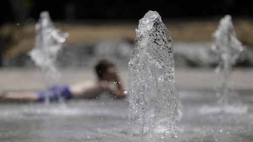 Şapte judeţe se află joi sub avertizare cod roşu de caniculă. Pentru alte zone au fost emise coduri galben şi portocaliu, fiind afectată cea mai mare parte a ţării