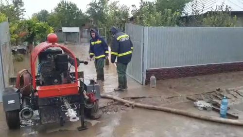 Pompierii îşi sporesc tehnica de intervenţie în Dâmboviţa, Giurgiu, Vaslui, Vrancea şi Teleorman, iar în judeţele vizate de Codul portocaliu va creşte capacitatea operaţională / Vor fi prealertate două elicoptere dotate cu troliu