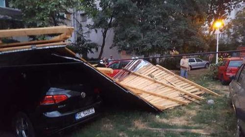 Furtună puternică în Brăila și Galați / Copacii au căzut pe maşini, pe carosabil și pe cabluri