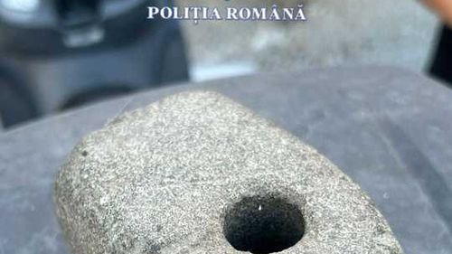 Topor din granit, datând din Epoca Bronzului, găsit la un bărbat din Giurgiu / A fost sancţionat cu avertisment întrucât nu a predat obiectul