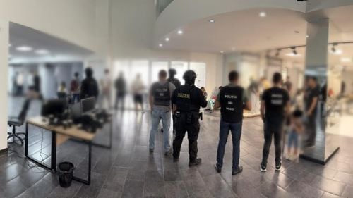 150 de români ar fi fost păgubiți cu 15 milioane de lei de către o rețea infracțională de moldoveni. Li s-ar fi promis câștiguri substanțiale și rapide prin „investiții” pe platforme de tranzacționare on-line, dar în realitate li s-au furat datele personale și apoi banii din conturi