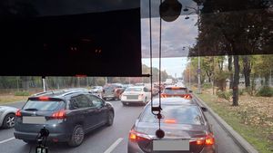 VIDEO Blocaj în nordul Capitalei, în zona Arcului de Triumf: se asfaltează / ”La Victoriei am stat 20 de minute doar pentru a trece intersecția”