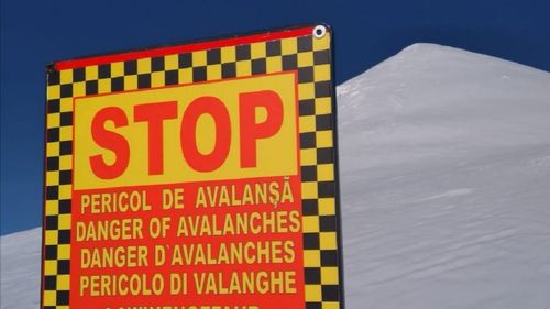 Avalanșă în masivul Bucegi, sub vârful Țigănești / Salvamontiștii au găsit cele două persoane căutate, una este rănită