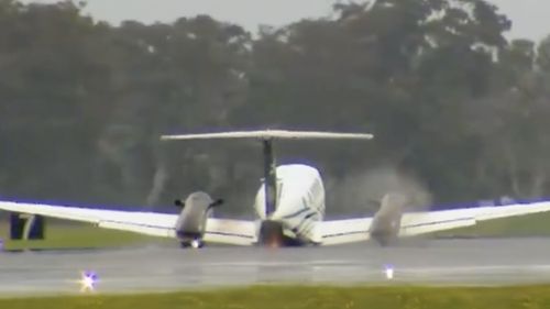 VIDEO Un avion a reușit o aterizare de urgență fără tren de aterizare în Australia