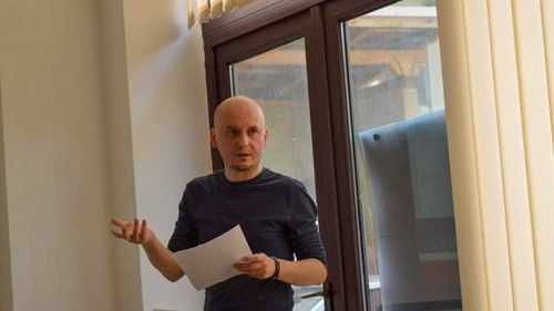 Un profesor de la Cuza preferă să plece la cules de căpșuni decât să îl accepte pe Tudorel Toader ca rector