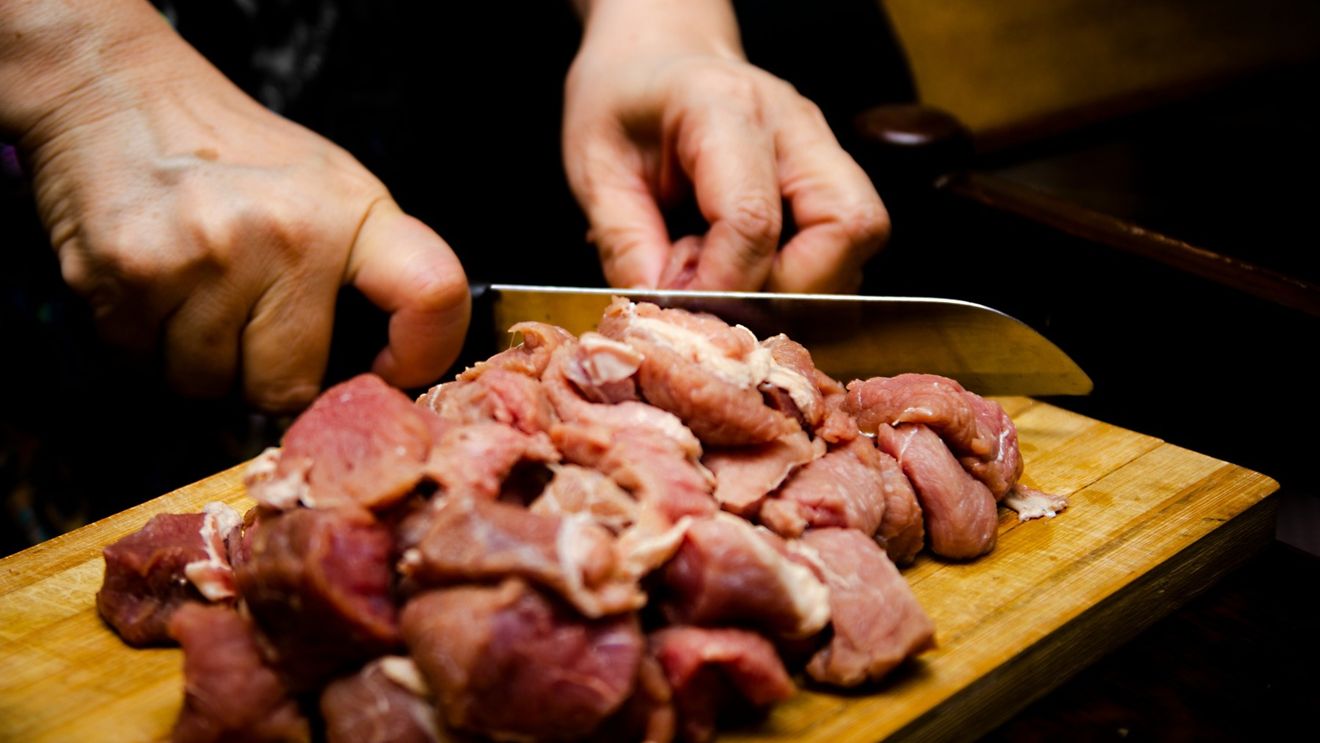 Produsele comercializate în spaţii necontrolate sau pe reţele de socializare de persoane neînregistrate, un risc real pentru sănătate, avertizează Autoritatea Naţională Sanitară Veterinară şi pentru Siguranţa Alimentelor