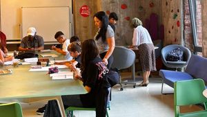 Pentru mulți copii din Ferentari, masa caldă e singura șansă de a rămâne la școală. Proiect de educație și suport emoțional