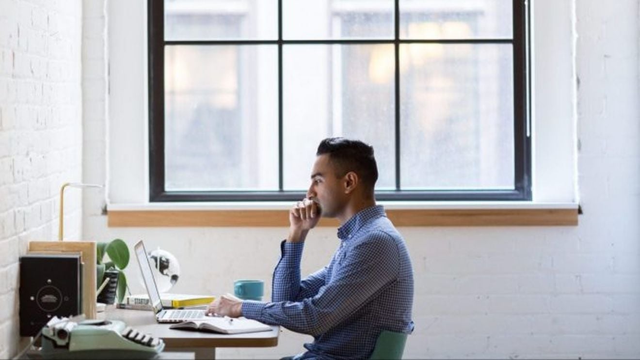 Stagiile de practică neplătite îi costă pe tinerii europeni, în medie, peste 1.000 de euro pe lună, adâncind inegalitățile (studiu)