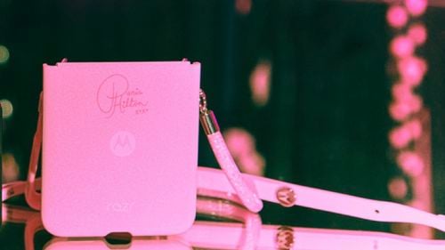 Paris Hilton transformă telefonul pliabil Motorola Razr+ în „That’s Hot” Edition