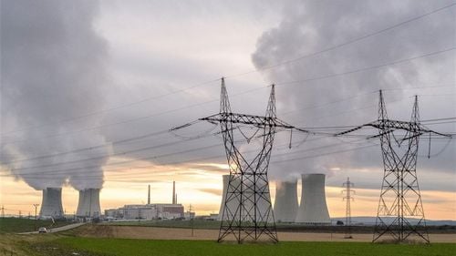 Cehia semnează un contract de construire a două reactoare nucleare noi cu compania KHNP din Coreea de Sud , după ce EDF din Franţa contestă licitaţia. Reactoarele costă 16 mld. €, şantierul urmează să fie deschis în 2029, iar primul reactor să fie dat în folosinţă în 2036