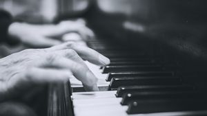 VIDEO Record mondial neoficial: Un pianist român lovește clapele unui pian de 500 de ori în 30 de secunde