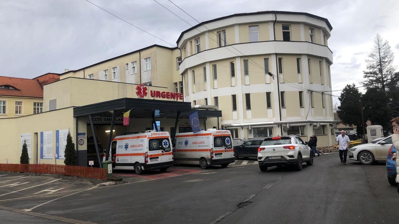 Nu mai este loc la Ortopedia Spitalului Județean Sibiu / Pacienții așteaptă și peste o săptămână să fie operați / „Amânarea de la o zi la alta este foarte dificilă, mai ales dacă ai fracturi”