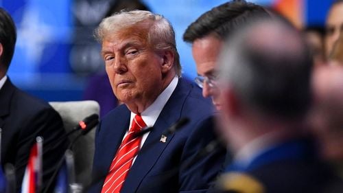 Trump vorbește despre ”jurnaliști corupți” în scandalul BBC, unde șefii au demisionat din cauza unui documentar despre președintele SUA