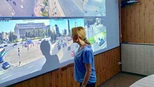 După ce și-a delegat atribuțiile de primar general, Firea a fost la Poliţia Locală, unde evenimentele publice sunt monitorizate pe mai multe ecrane