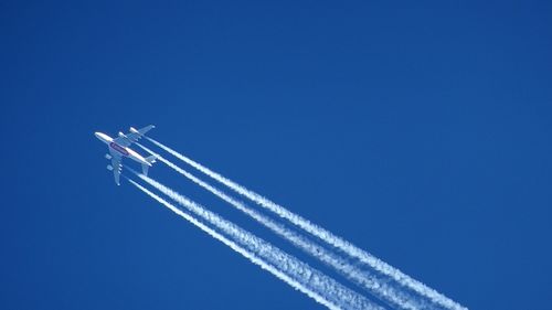 Un avion care a descărcat în aer, în Italia, 72 de tone de combustibil alimentează psihoza "chemtrails" și teoriile conspiraționiste / Echipajul a cerut reîntoarcerea pe aeroport după ce a fost lovită coada aeronavei la decolare, fiind nevoie de golirea rezervoarelor
