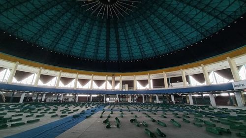 În pavilionul Romexpo care ar putea găzdui de joi primii refugiați ucraineni sunt 12 grade Celsius, sunt așteptate dușurile și toaletele