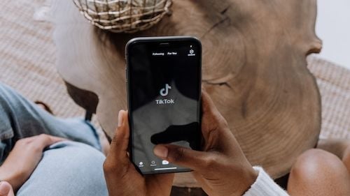 Un senator american îndeamnă Apple și Google să scoată TikTok din magazinele de aplicații / Congresul a interzis deja TikTok pe dispozitivele guvernului federal